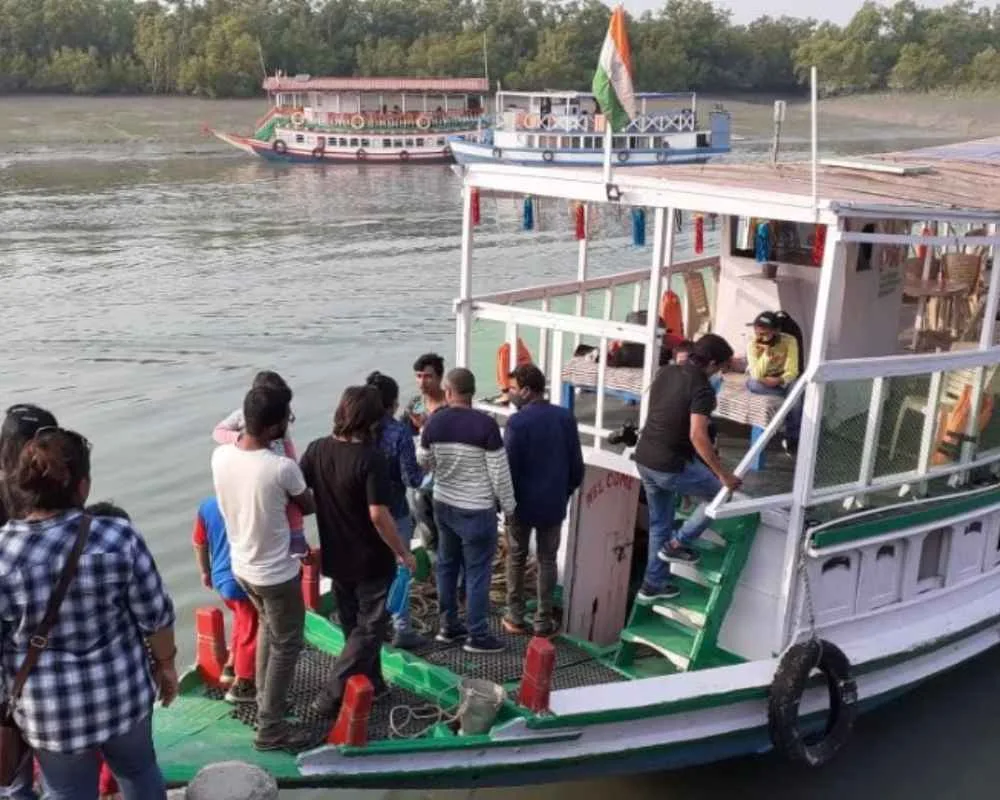 Tourists boarding Sundarban Mondal Travels boat