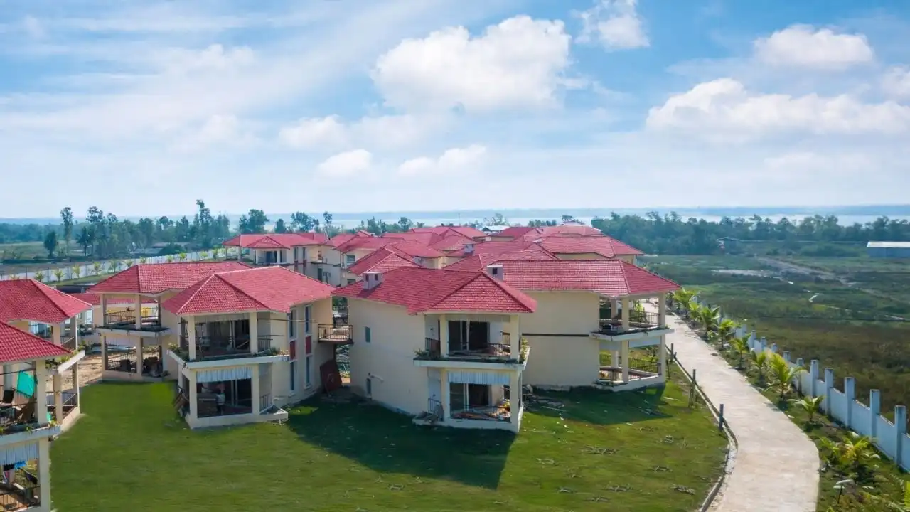 Larica Inn luxury resort in Dulki with modern cottages and green surroundings
