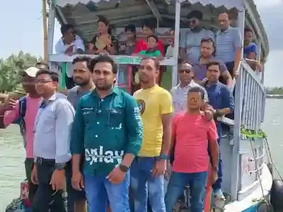 Tourist boat with Sundarban Mondal Travels during tour