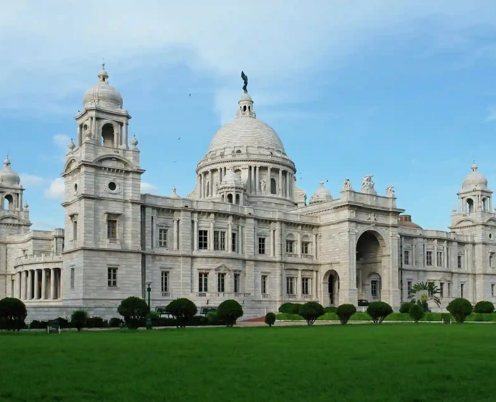 Victoria Memorial Hall representing Kolkata for sundarban tour package from kolkata